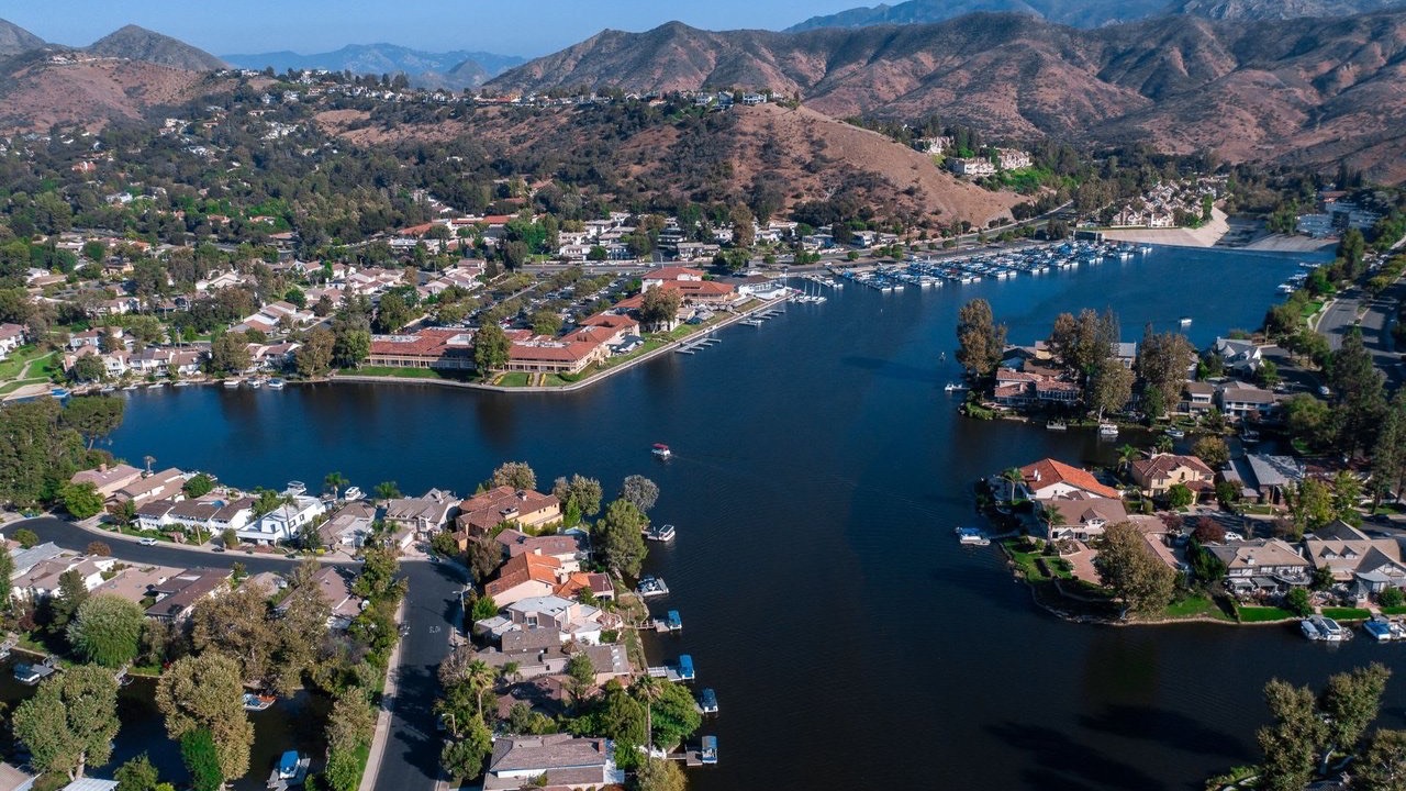 Aerial view of Calabasas Lake and the surrounding homes in Calabasas, California