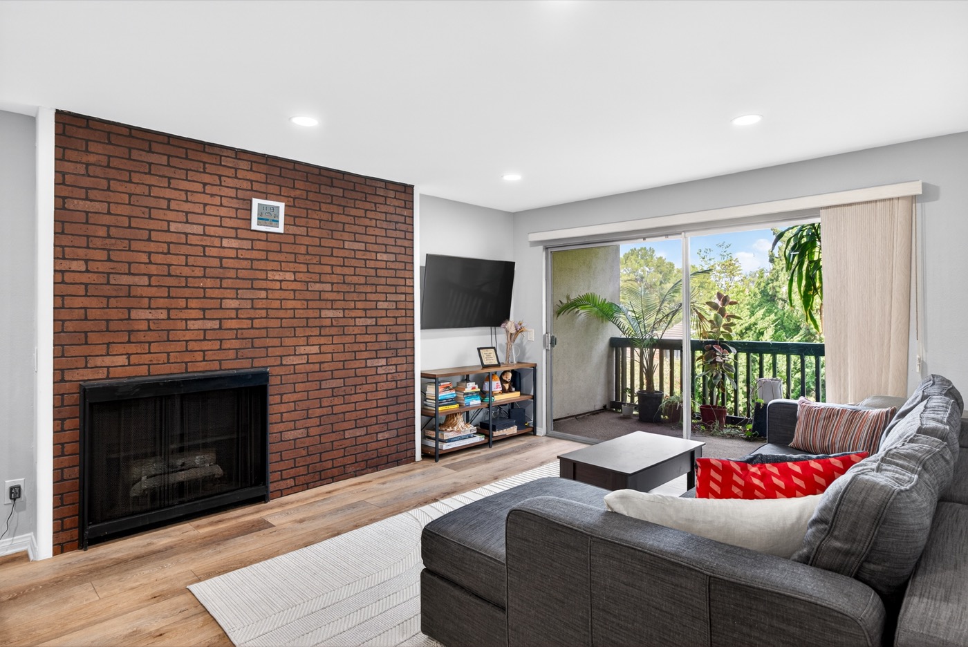 1307 Raintree Circle, Culver City, photo 3